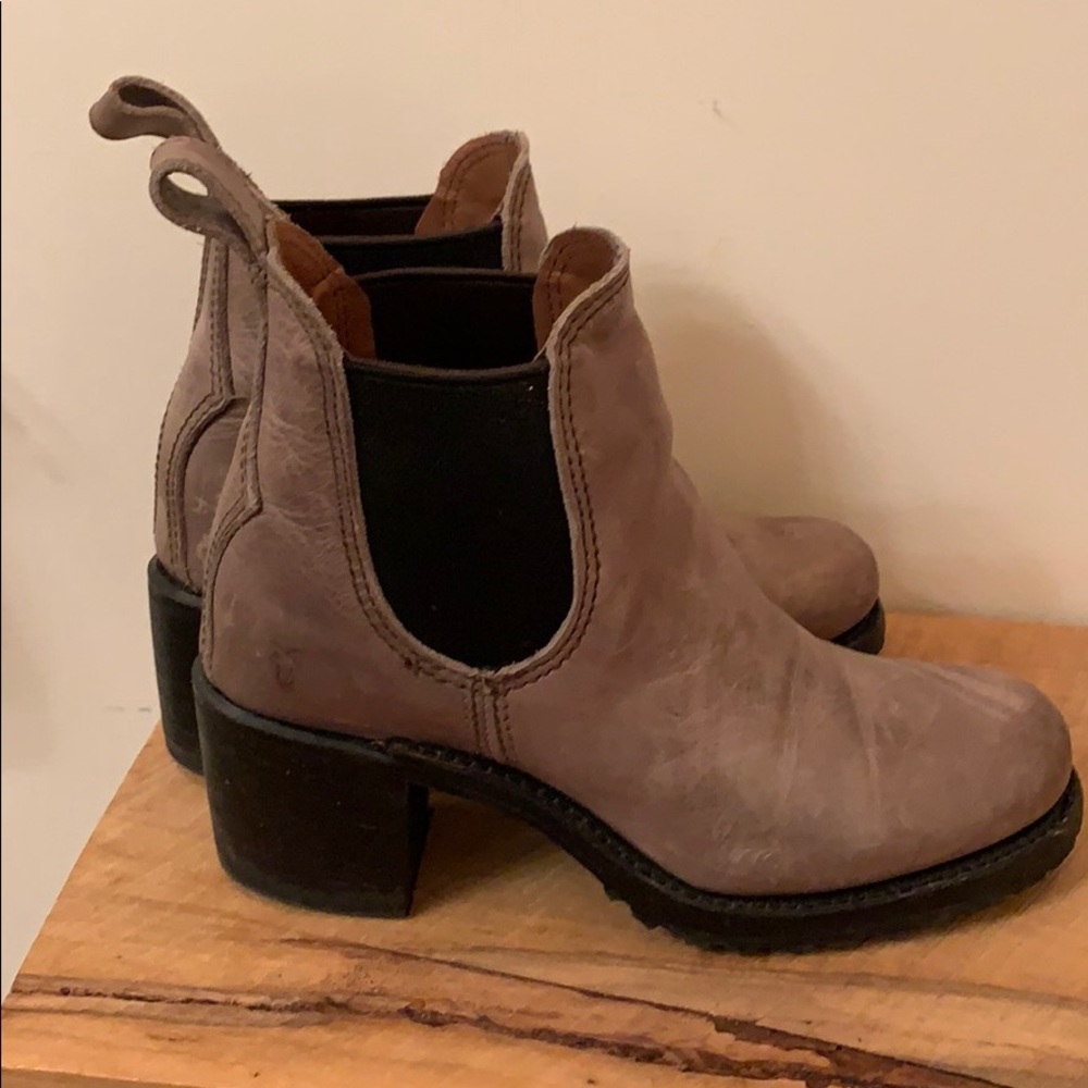 Frye Sabrina Chelsea Boot, Stone, 7